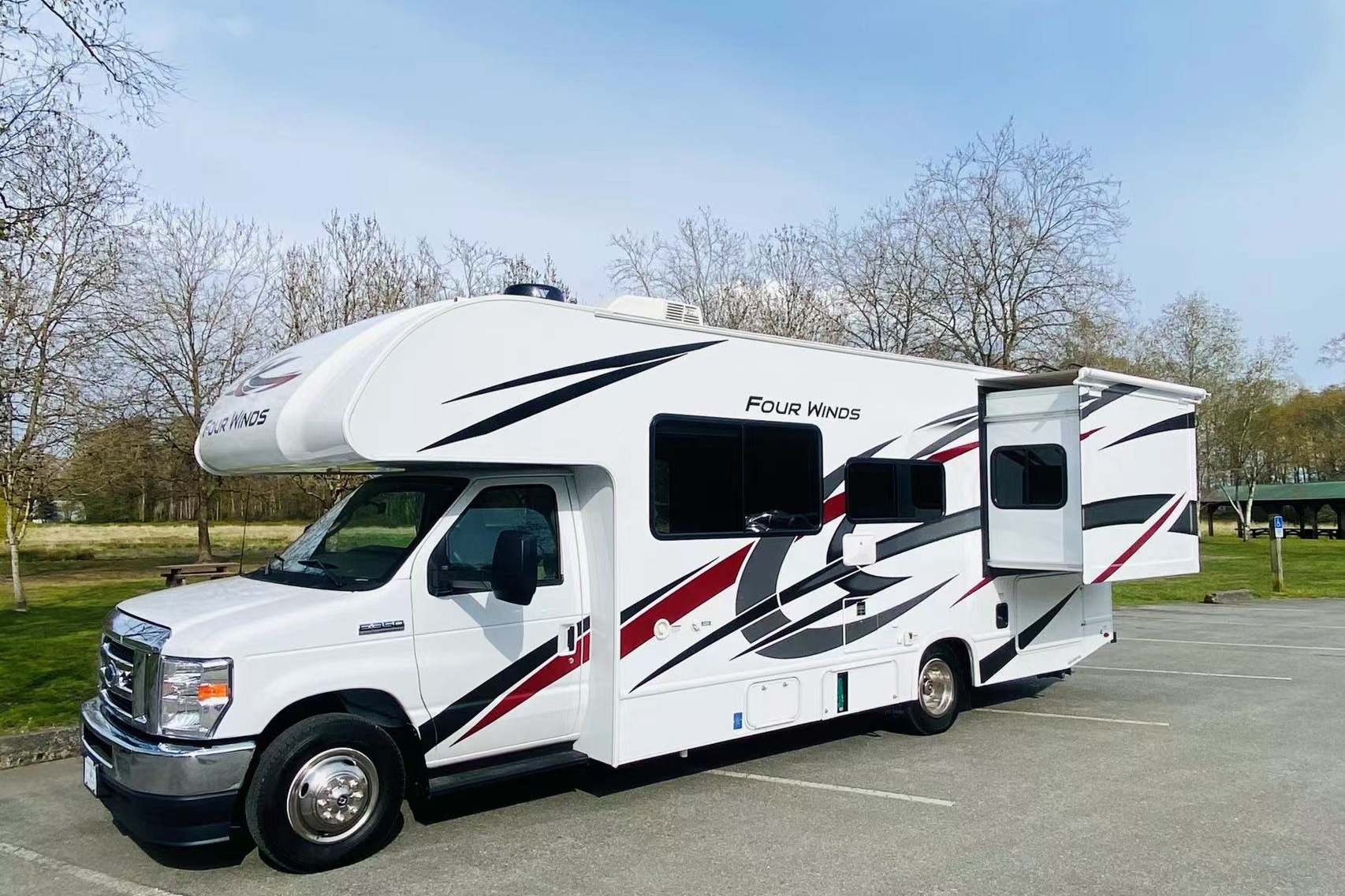 Explore the Open Road: Emily‘s 2022 Thor Motor Coach E350 for Your Ultimate Adventure