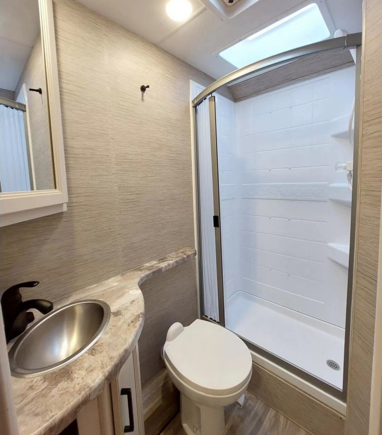 Explore the Open Road: Emily‘s 2022 Thor Motor Coach E350 for Your Ultimate Adventure
