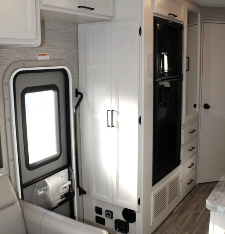 Explore the Open Road: Emily‘s 2022 Thor Motor Coach E350 for Your Ultimate Adventure