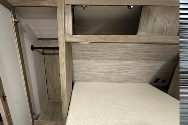 Full Turn Key trailer with bunks for the kids, dry camping package new and clean!