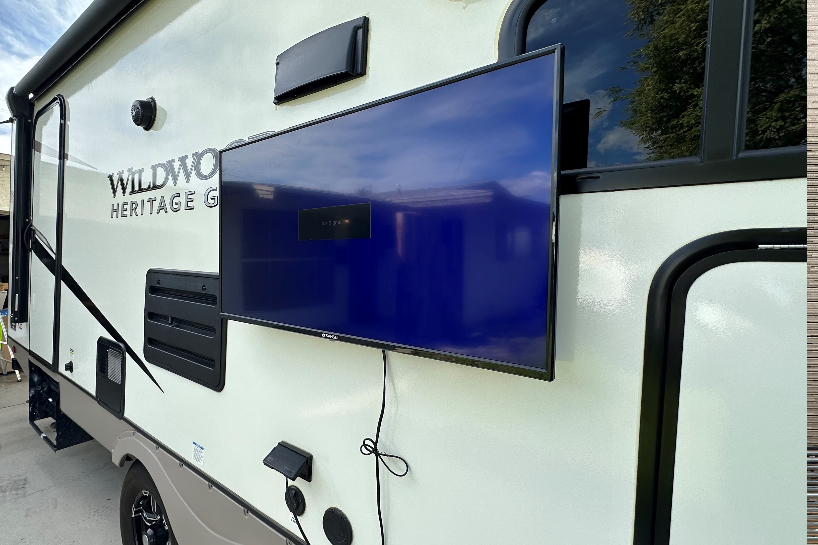 Full Turn Key trailer with bunks for the kids, dry camping package new and clean!