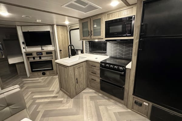 Full Turn Key trailer with bunks for the kids, dry camping package new and clean!