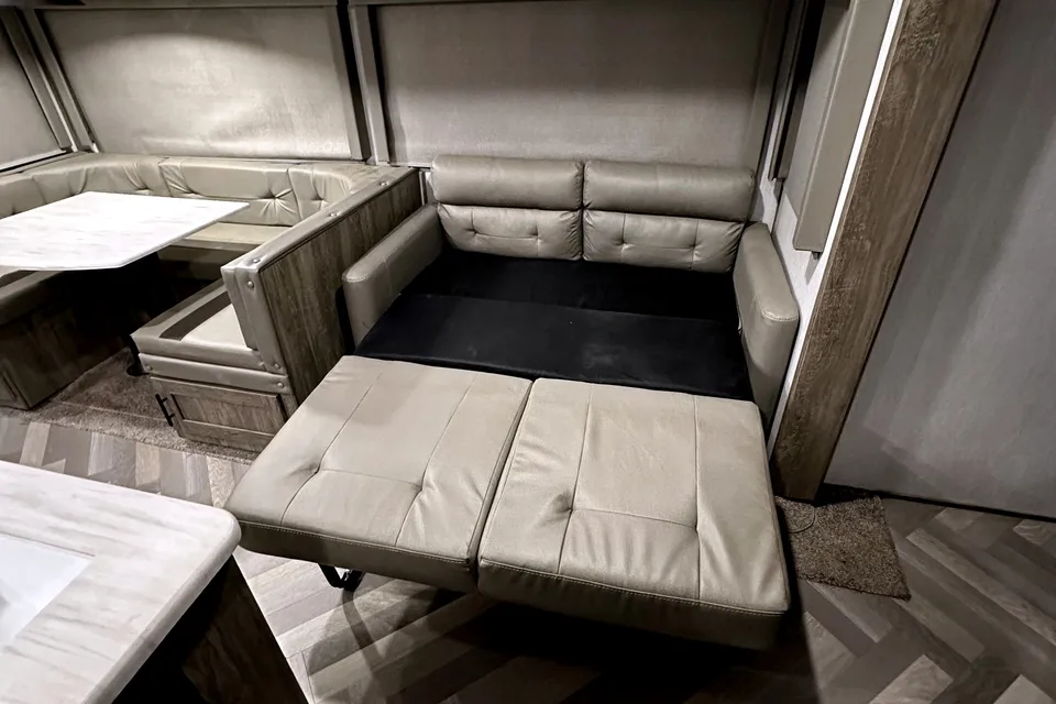Full Turn Key trailer with bunks for the kids, dry camping package new and clean!