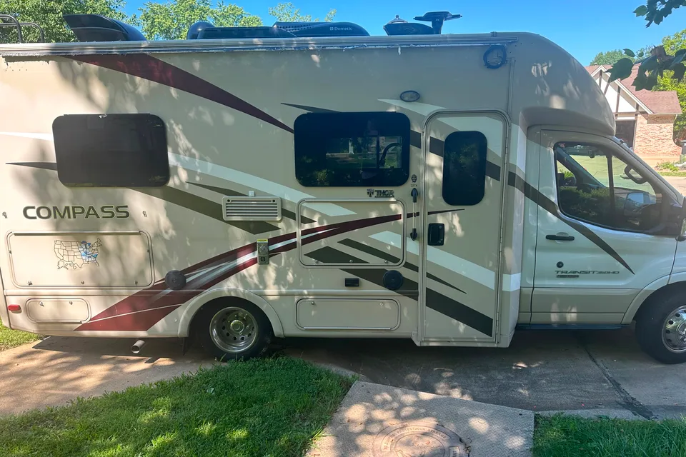 Pet Friendly EASY TO DRIVE - Diesel Thor Motorhome