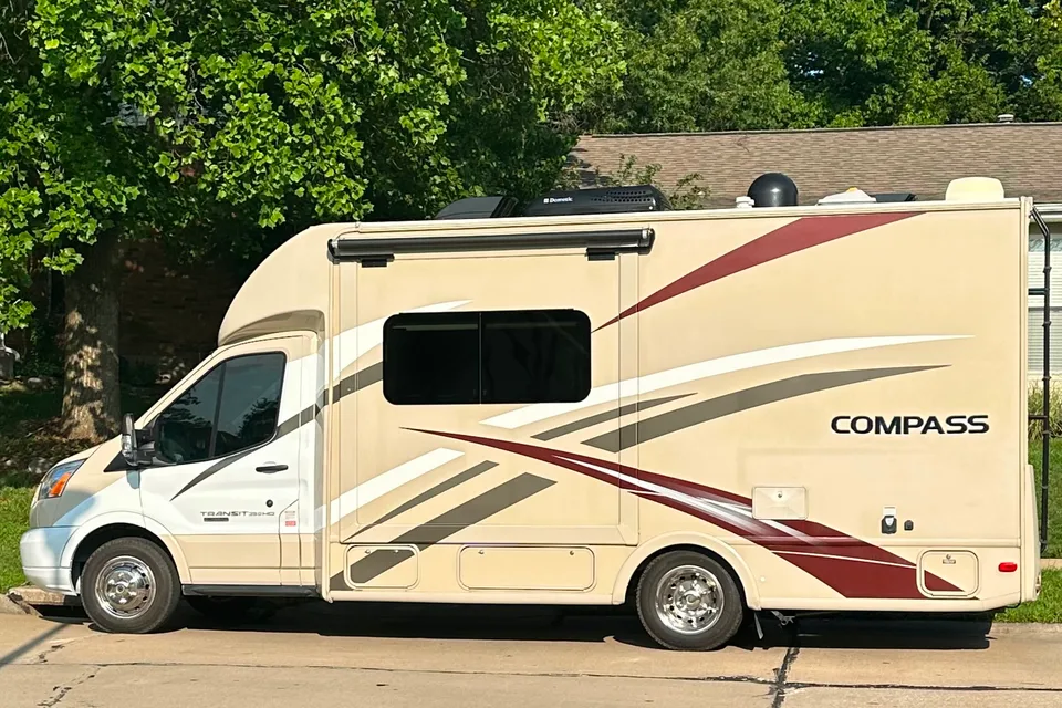 Pet Friendly EASY TO DRIVE - Diesel Thor Motorhome