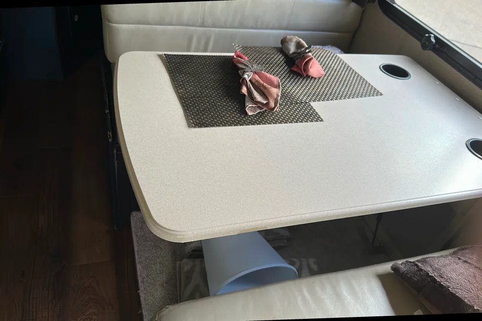 Pet Friendly EASY TO DRIVE - Diesel Thor Motorhome
