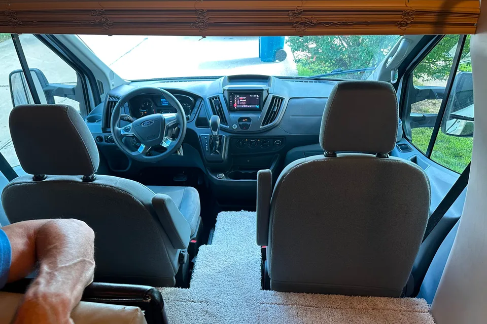 Pet Friendly EASY TO DRIVE - Diesel Thor Motorhome