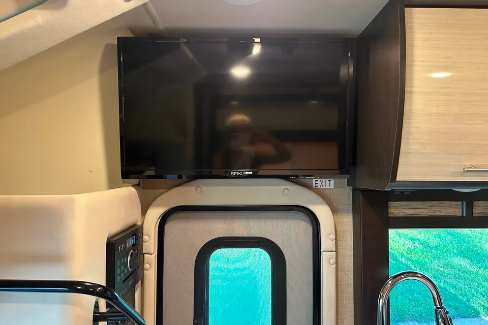Pet Friendly EASY TO DRIVE - Diesel Thor Motorhome