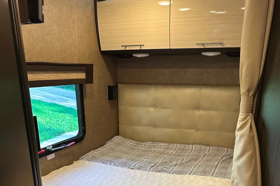 Pet Friendly EASY TO DRIVE - Diesel Thor Motorhome