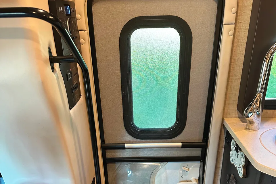 Pet Friendly EASY TO DRIVE - Diesel Thor Motorhome