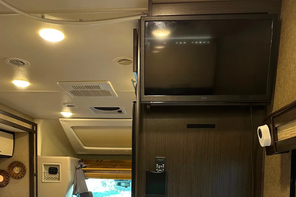 Pet Friendly EASY TO DRIVE - Diesel Thor Motorhome