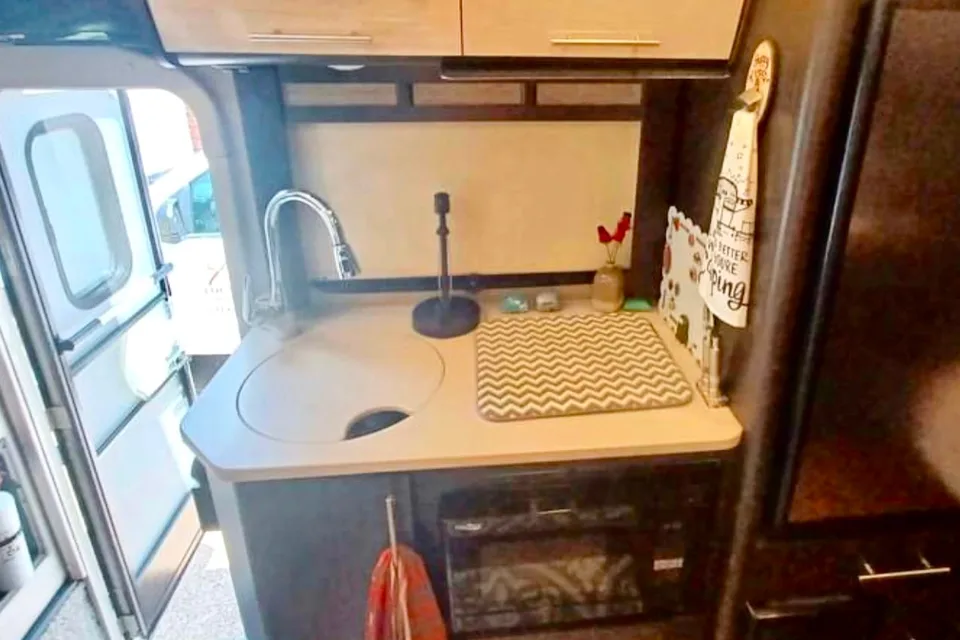 Pet Friendly EASY TO DRIVE - Diesel Thor Motorhome