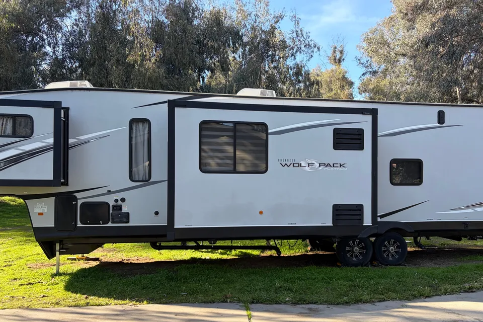 Johnny's Forest River Cherokee Wolfpack 36516 Toy Hauler