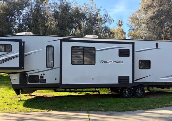 Johnny's Forest River Cherokee Wolfpack 36516 Toy Hauler