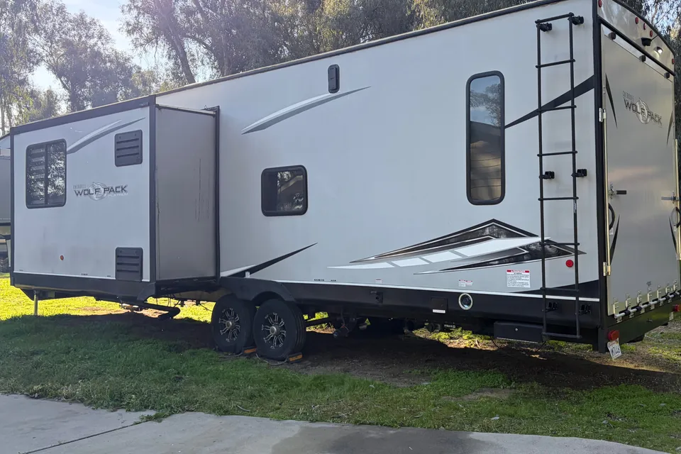 Johnny's Forest River Cherokee Wolfpack 36516 Toy Hauler