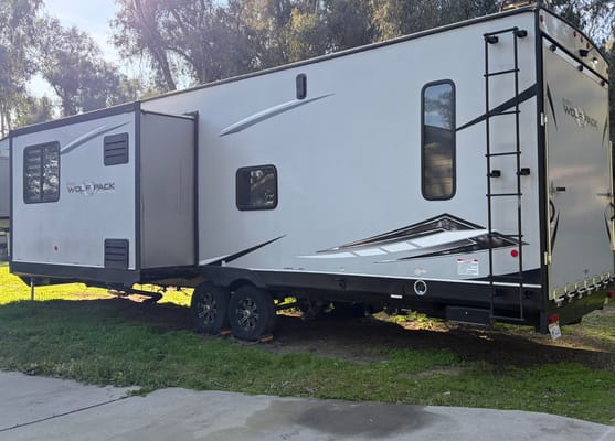 Johnny's Forest River Cherokee Wolfpack 36516 Toy Hauler