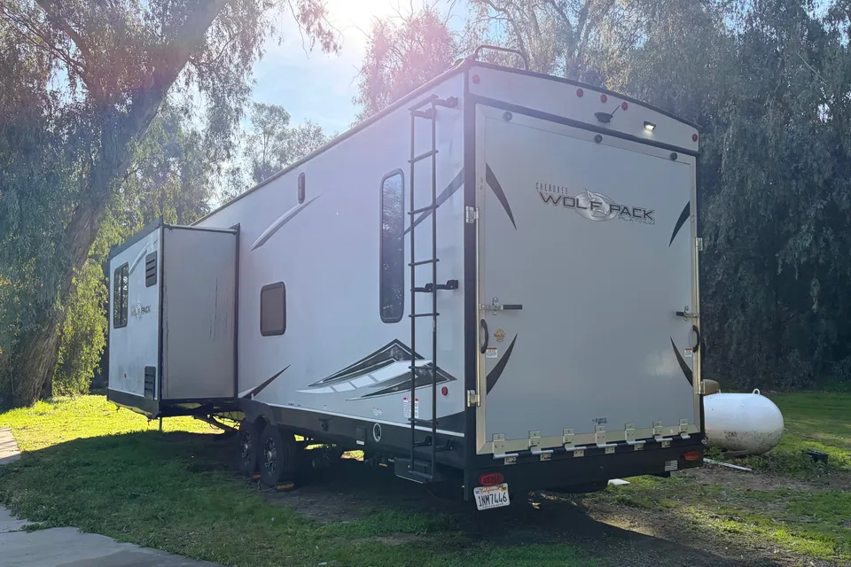 Johnny's Forest River Cherokee Wolfpack 36516 Toy Hauler