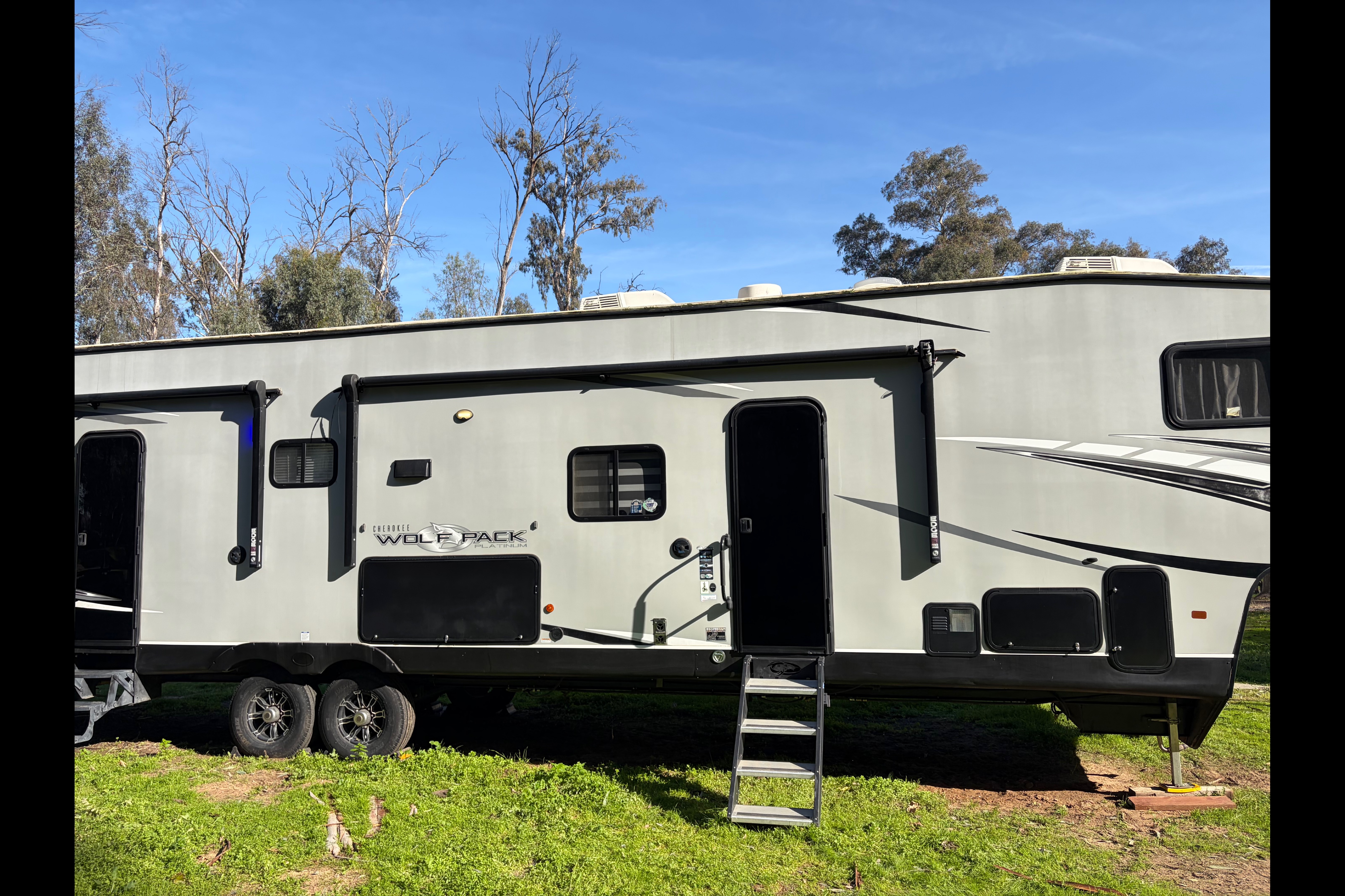 Johnny's Forest River Cherokee Wolfpack 36516 Toy Hauler