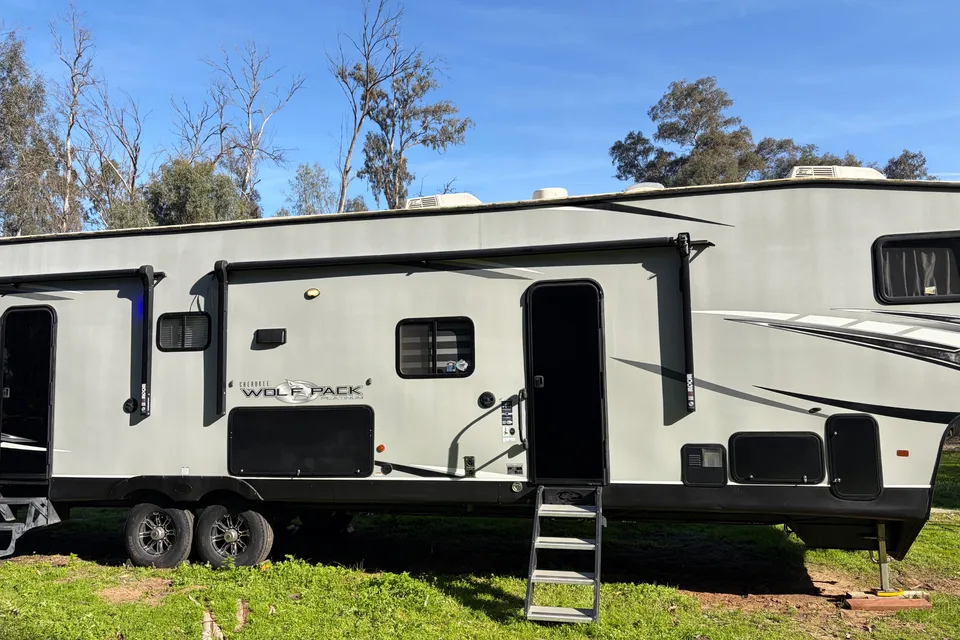 Johnny's Forest River Cherokee Wolfpack 36516 Toy Hauler