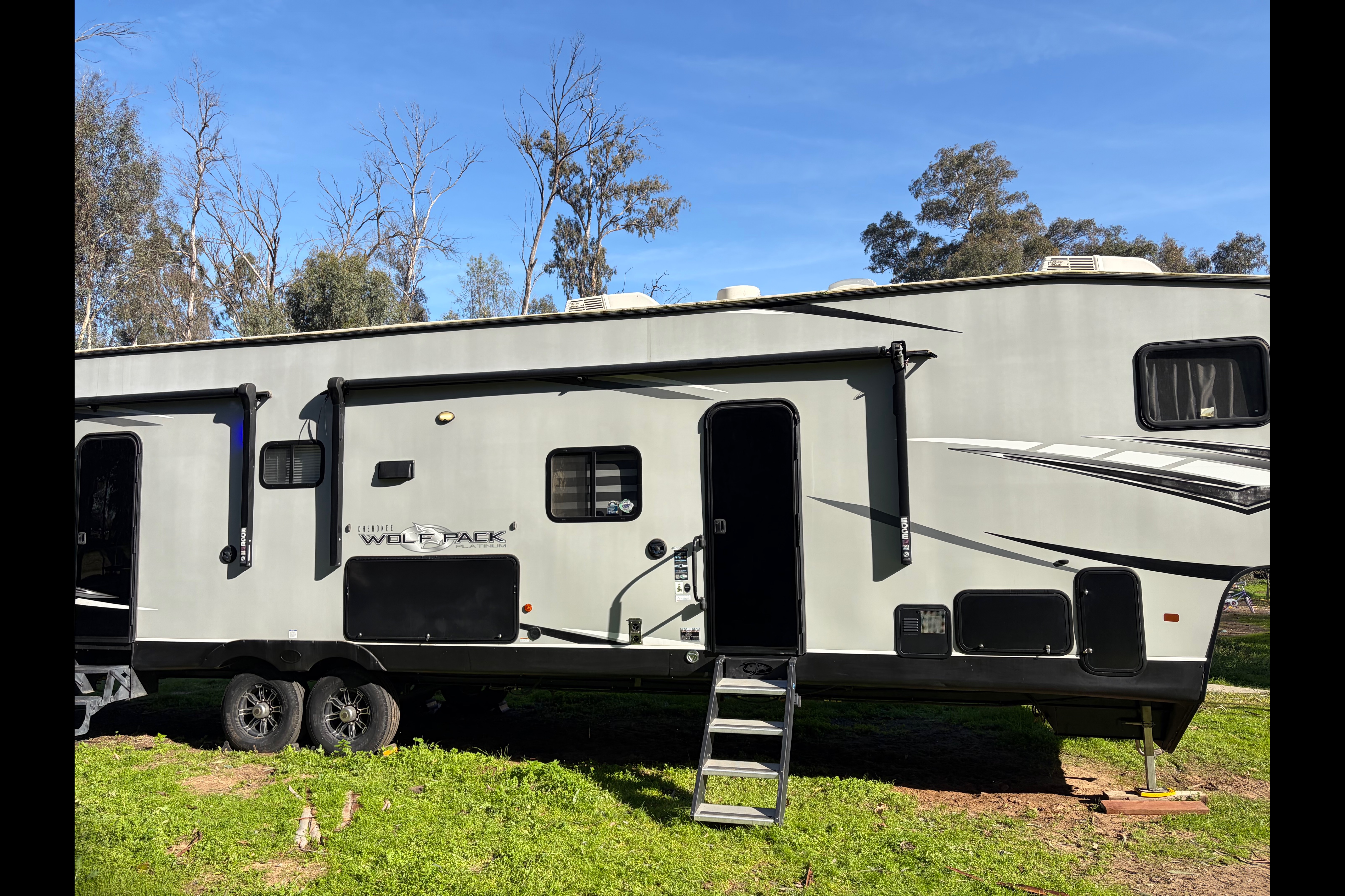Johnny's Forest River Cherokee Wolfpack 36516 Toy Hauler