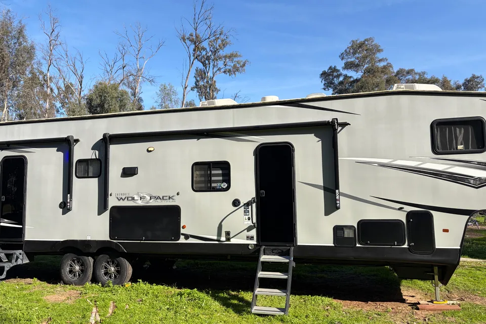 Johnny's Forest River Cherokee Wolfpack 36516 Toy Hauler