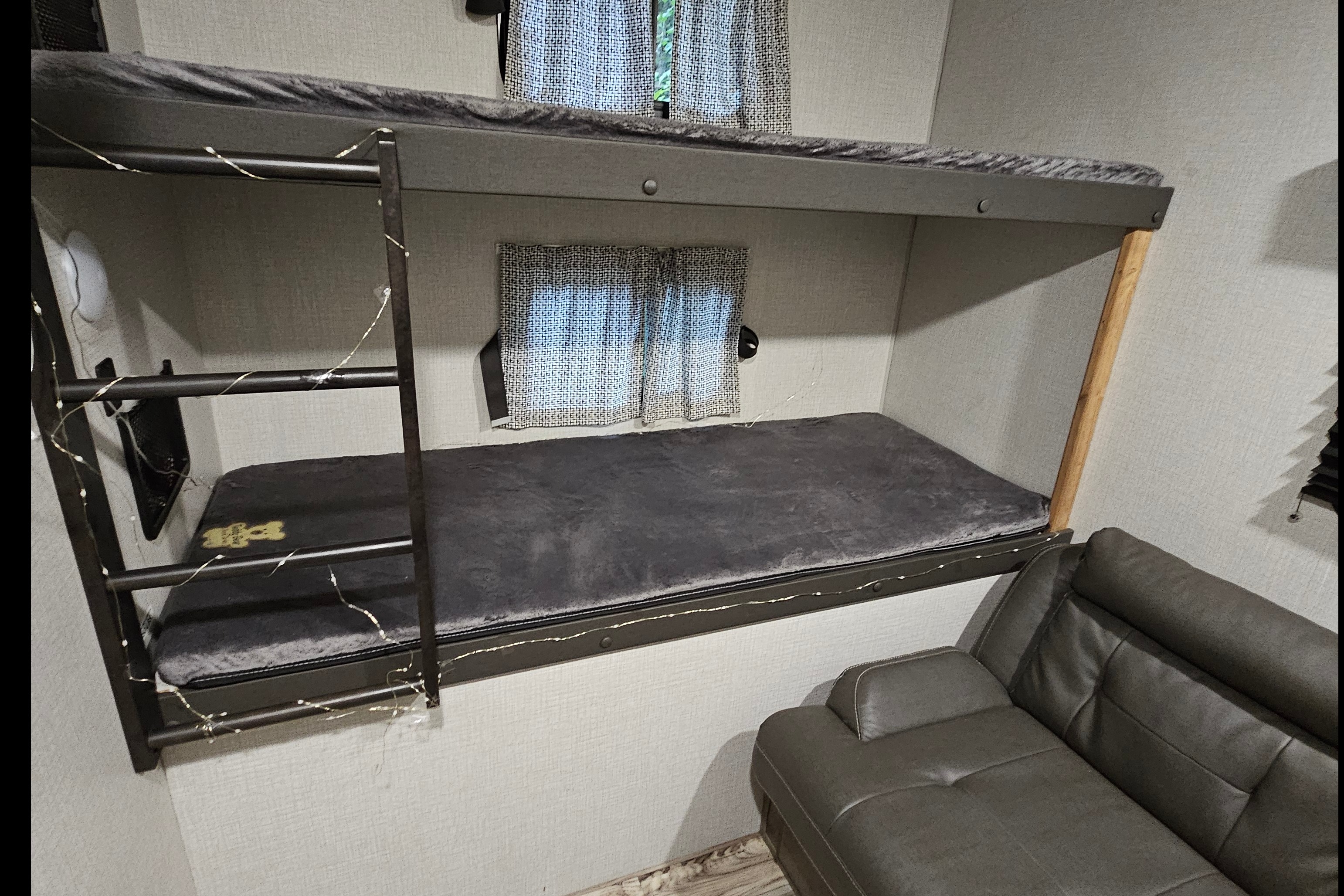 Trish's Stratus Venture 321VQB Travel Trailer 32ft cabin, 8+