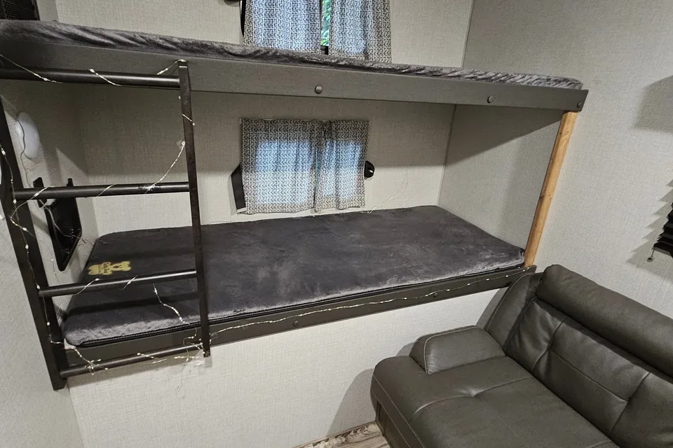Trish's Stratus Venture 321VQB Travel Trailer 32ft cabin, 8+