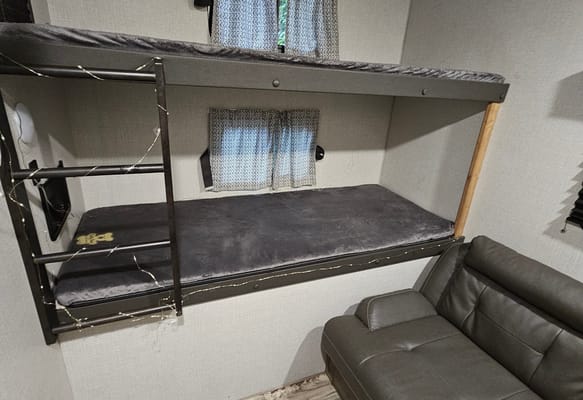 Trish's Stratus Venture 321VQB Travel Trailer 32ft cabin, 8+