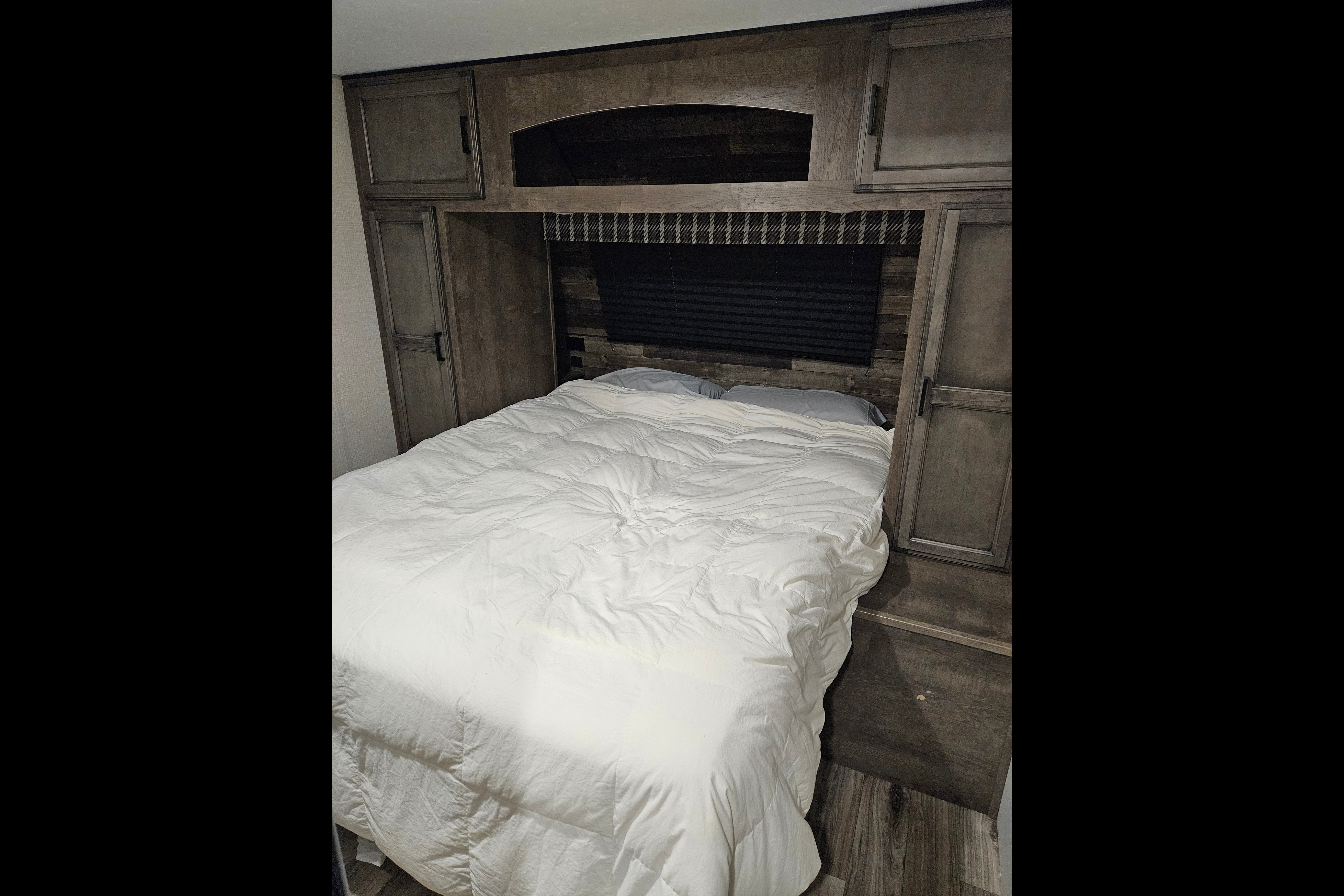 Trish's Stratus Venture 321VQB Travel Trailer 32ft cabin, 8+