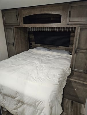 Trish's Stratus Venture 321VQB Travel Trailer 32ft cabin, 8+