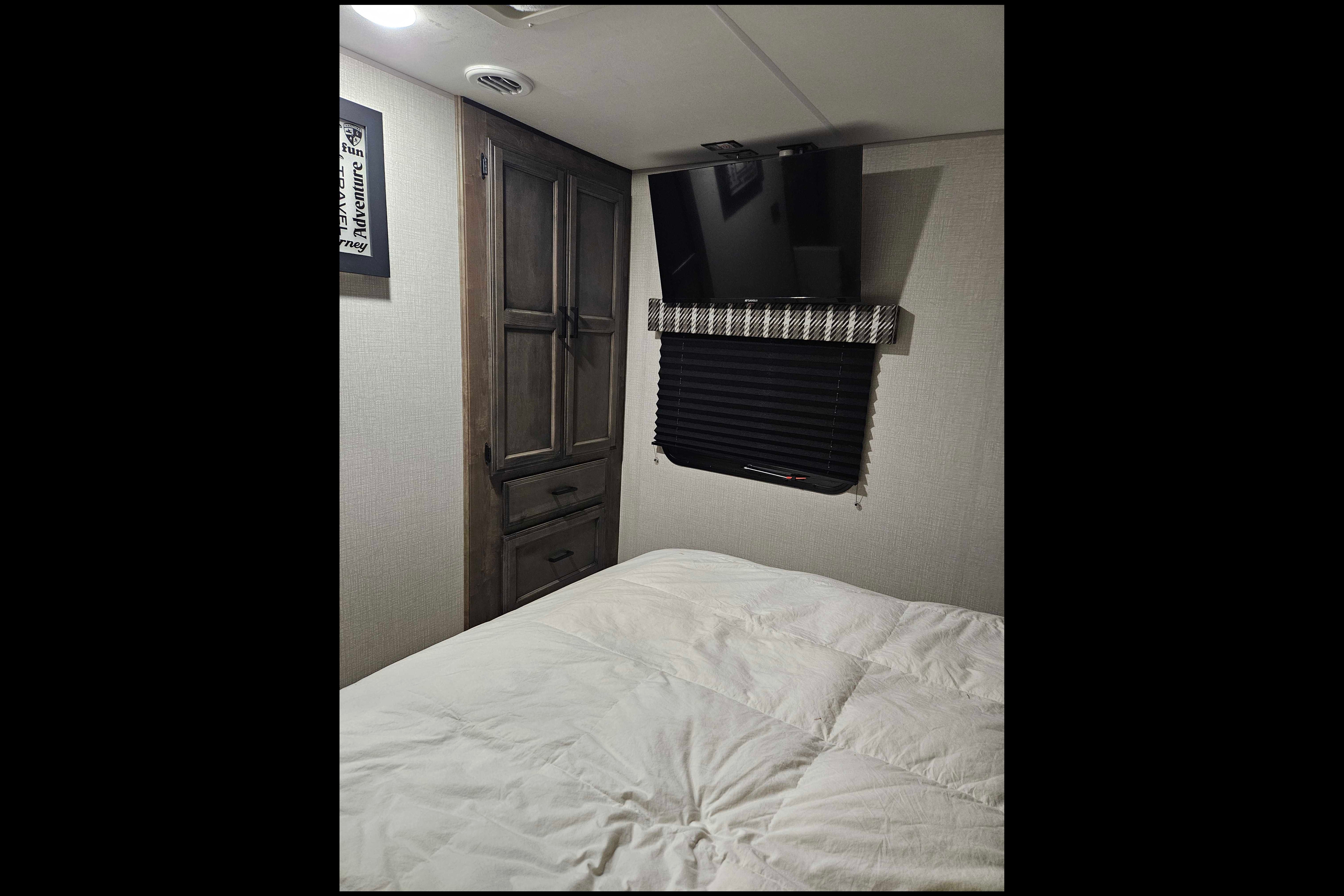 Trish's Stratus Venture 321VQB Travel Trailer 32ft cabin, 8+
