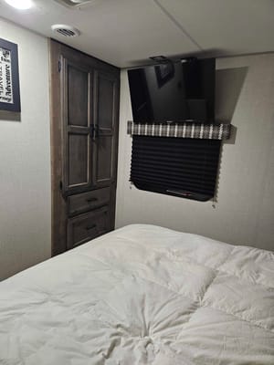 Trish's Stratus Venture 321VQB Travel Trailer 32ft cabin, 8+