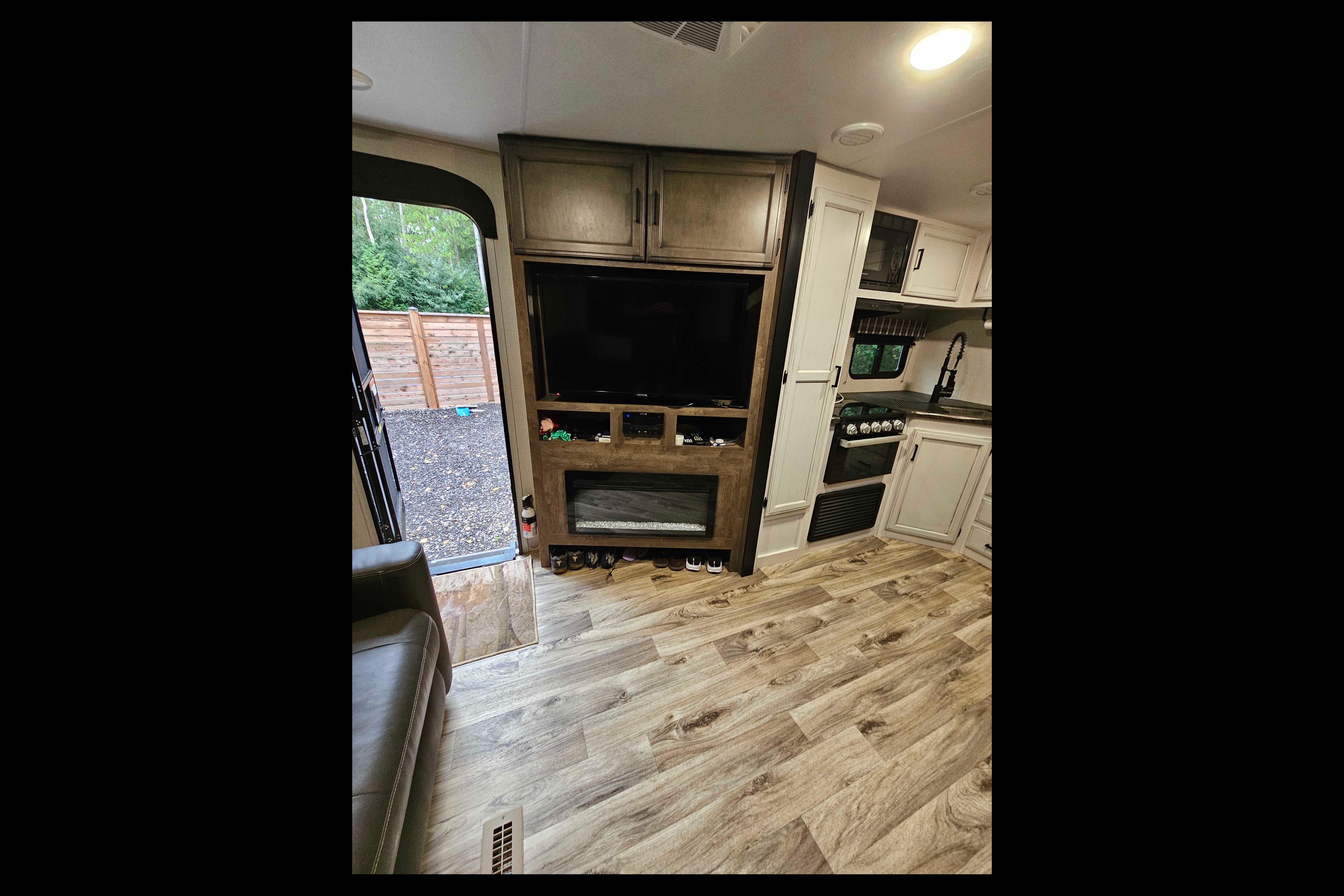 Trish's Stratus Venture 321VQB Travel Trailer 32ft cabin, 8+
