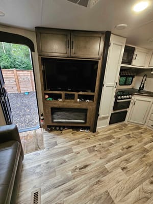Trish's Stratus Venture 321VQB Travel Trailer 32ft cabin, 8+