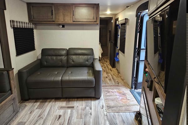 Trish's Stratus Venture 321VQB Travel Trailer 32ft cabin, 8+