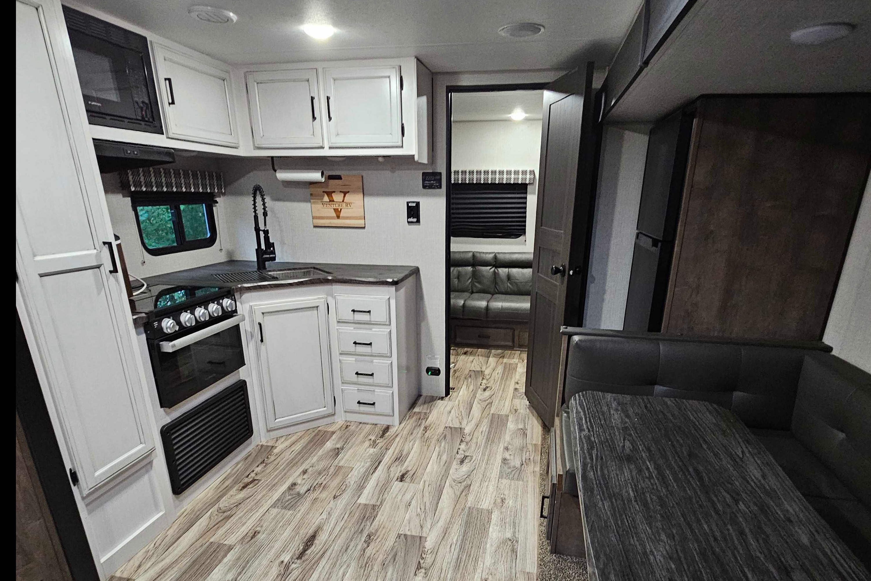 Trish's Stratus Venture 321VQB Travel Trailer 32ft cabin, 8+