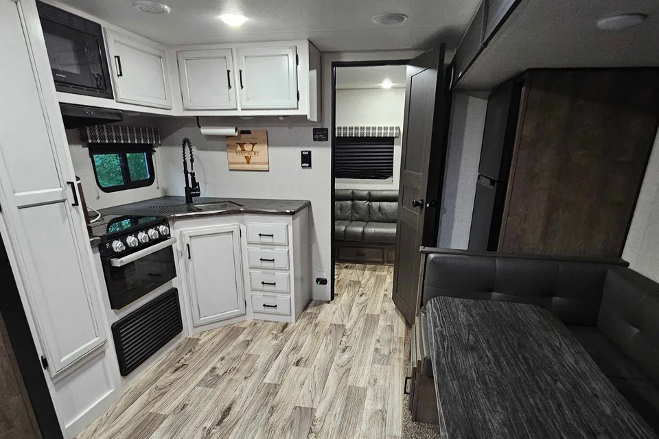 Trish's Stratus Venture 321VQB Travel Trailer 32ft cabin, 8+