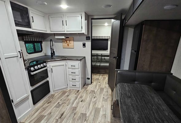 Trish's Stratus Venture 321VQB Travel Trailer 32ft cabin, 8+