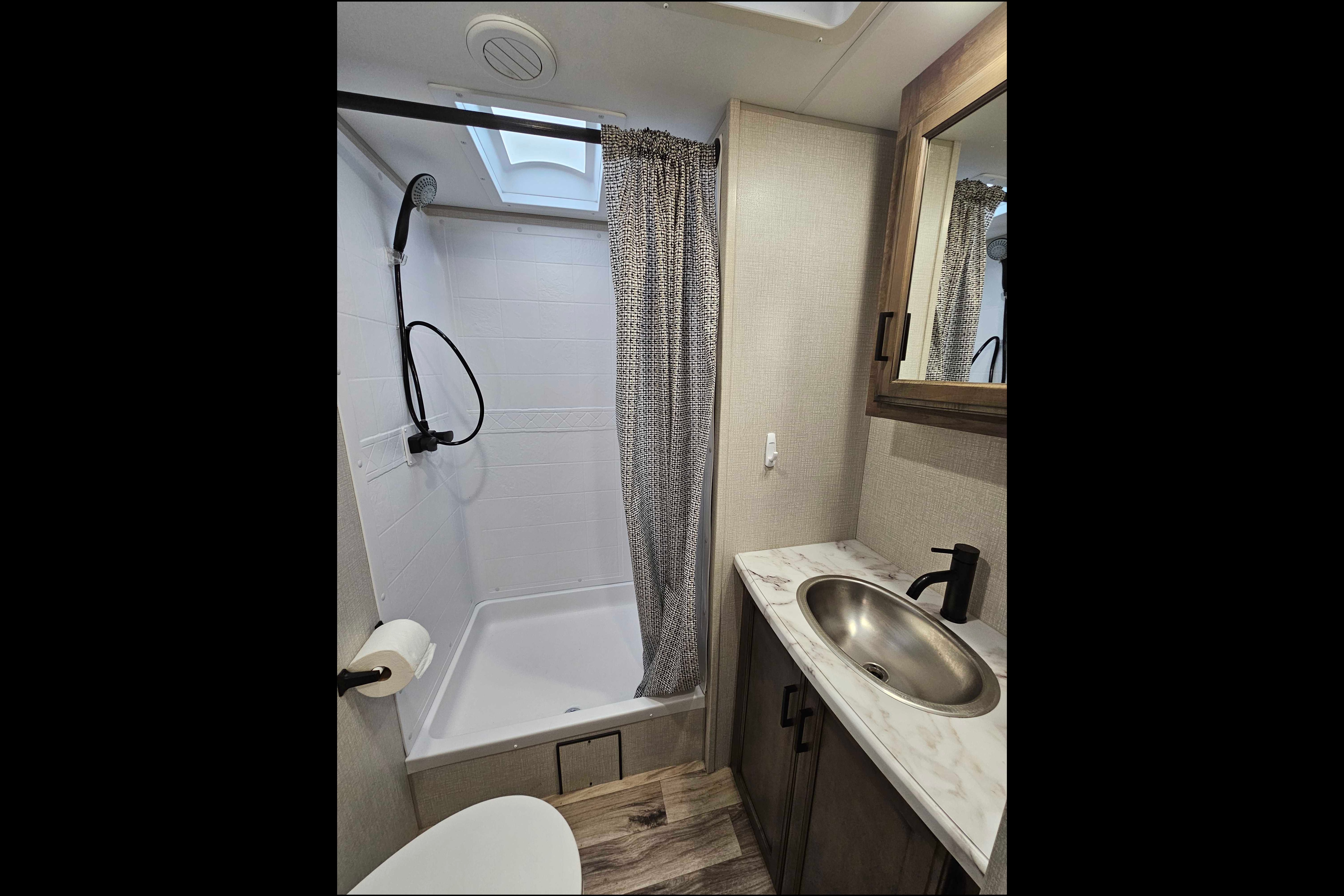 Trish's Stratus Venture 321VQB Travel Trailer 32ft cabin, 8+