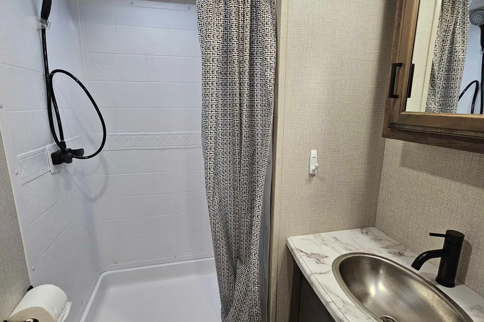 Trish's Stratus Venture 321VQB Travel Trailer 32ft cabin, 8+