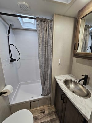 Trish's Stratus Venture 321VQB Travel Trailer 32ft cabin, 8+