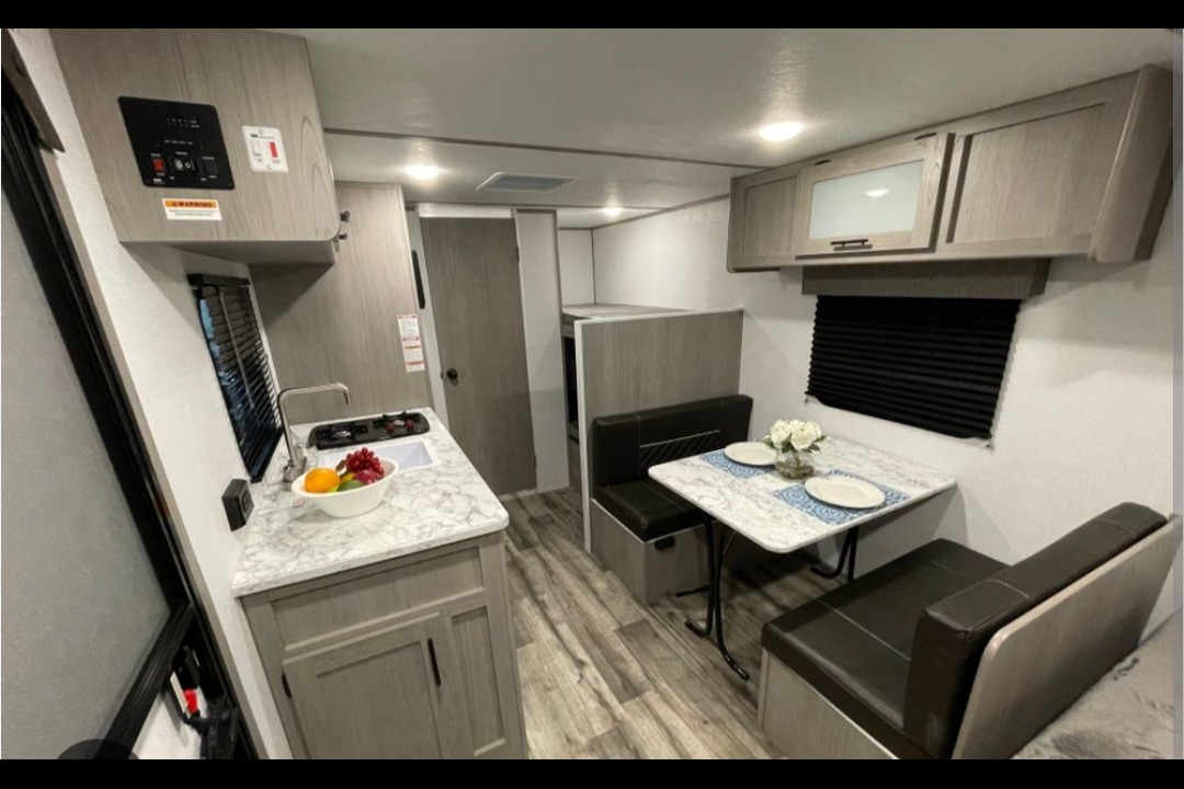 17' Coleman Lantern Travel Trailer