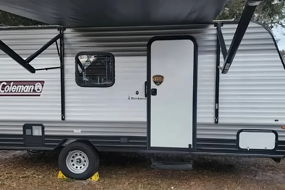 17' Coleman Lantern Travel Trailer