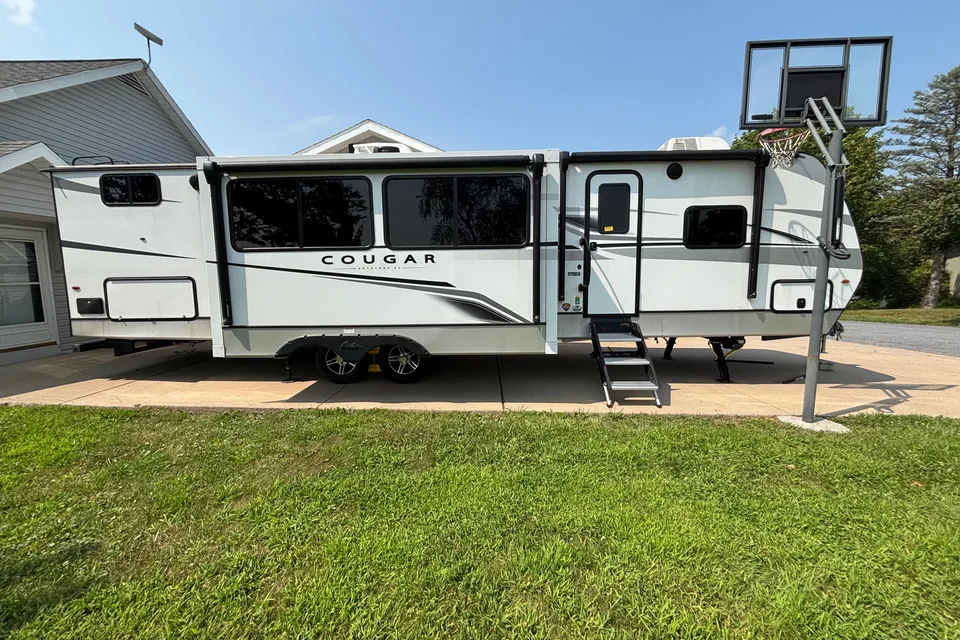 Dreese Outdoor Rentals Keystone 34TSB Luxury Travel Trailer w/auto leveling!