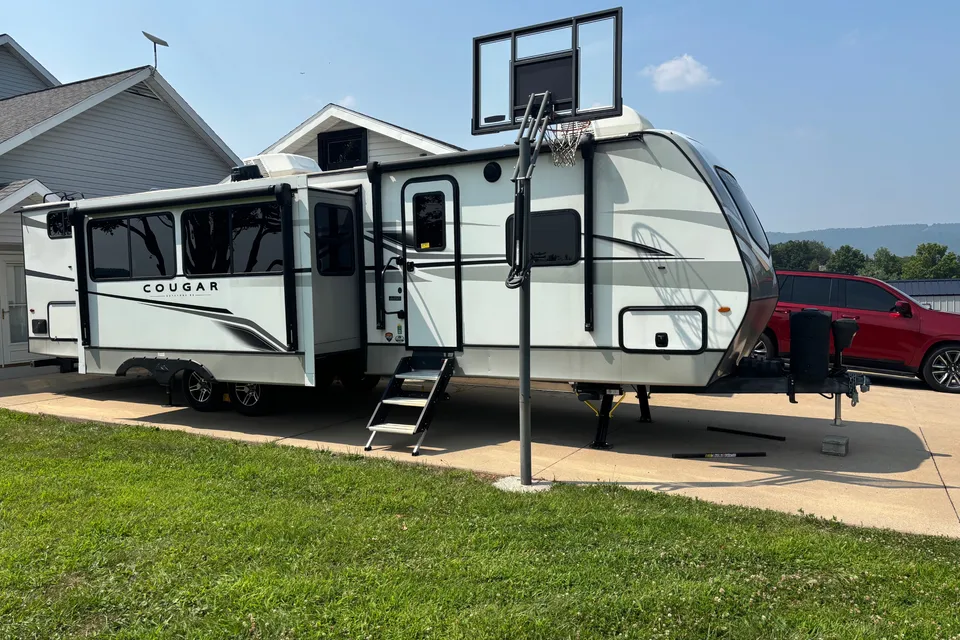 Dreese Outdoor Rentals Keystone 34TSB Luxury Travel Trailer w/auto leveling!