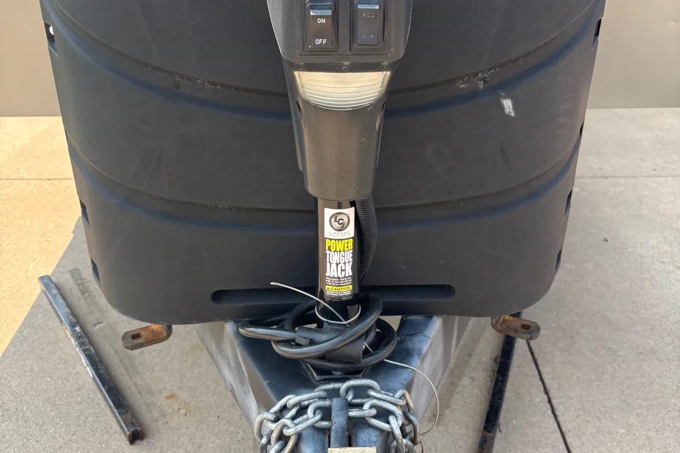 Dreese Outdoor Rentals Keystone 34TSB Luxury Travel Trailer w/auto leveling!