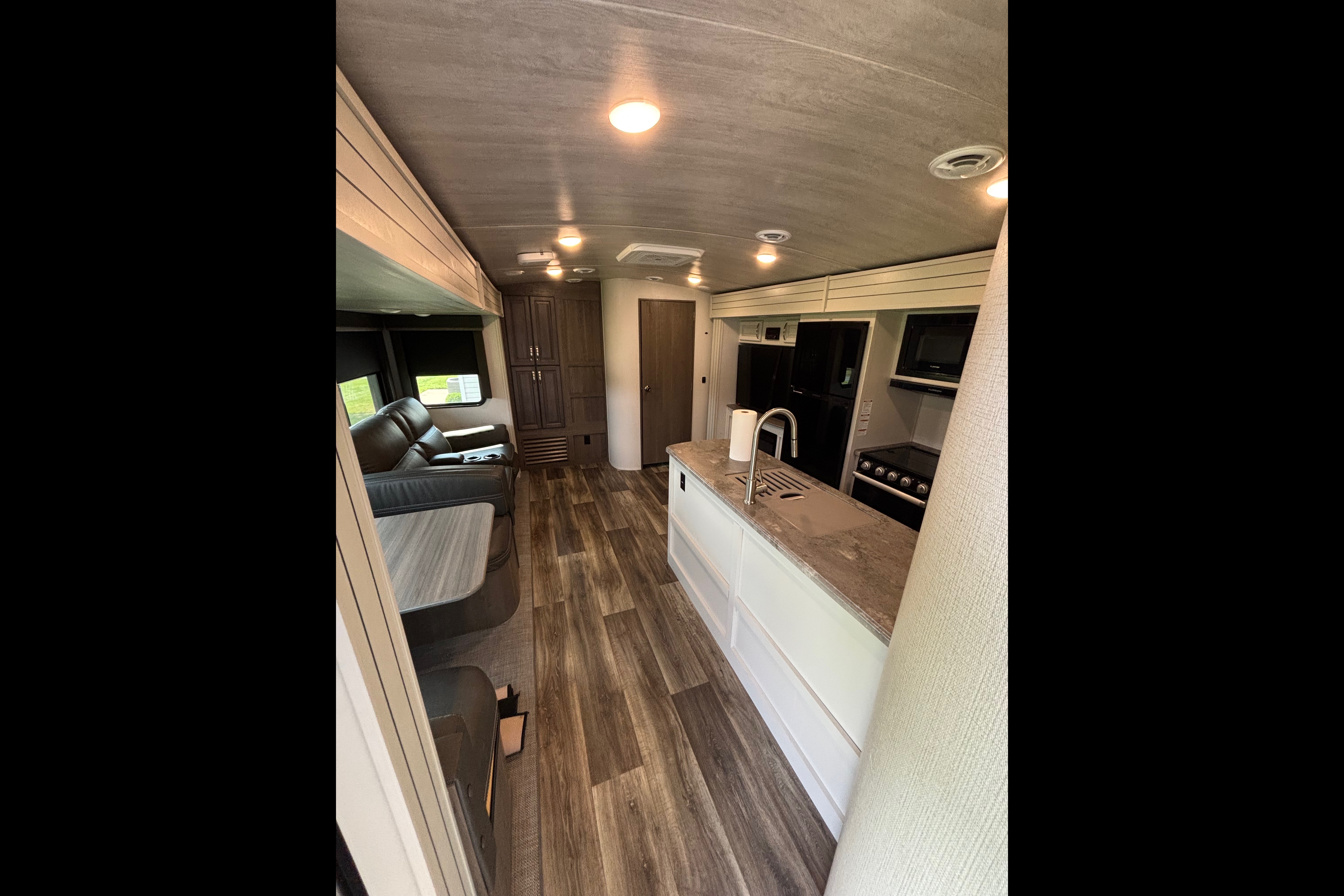 Joel's Keystone 34TSB Luxury Travel Trailer w/auto leveling!