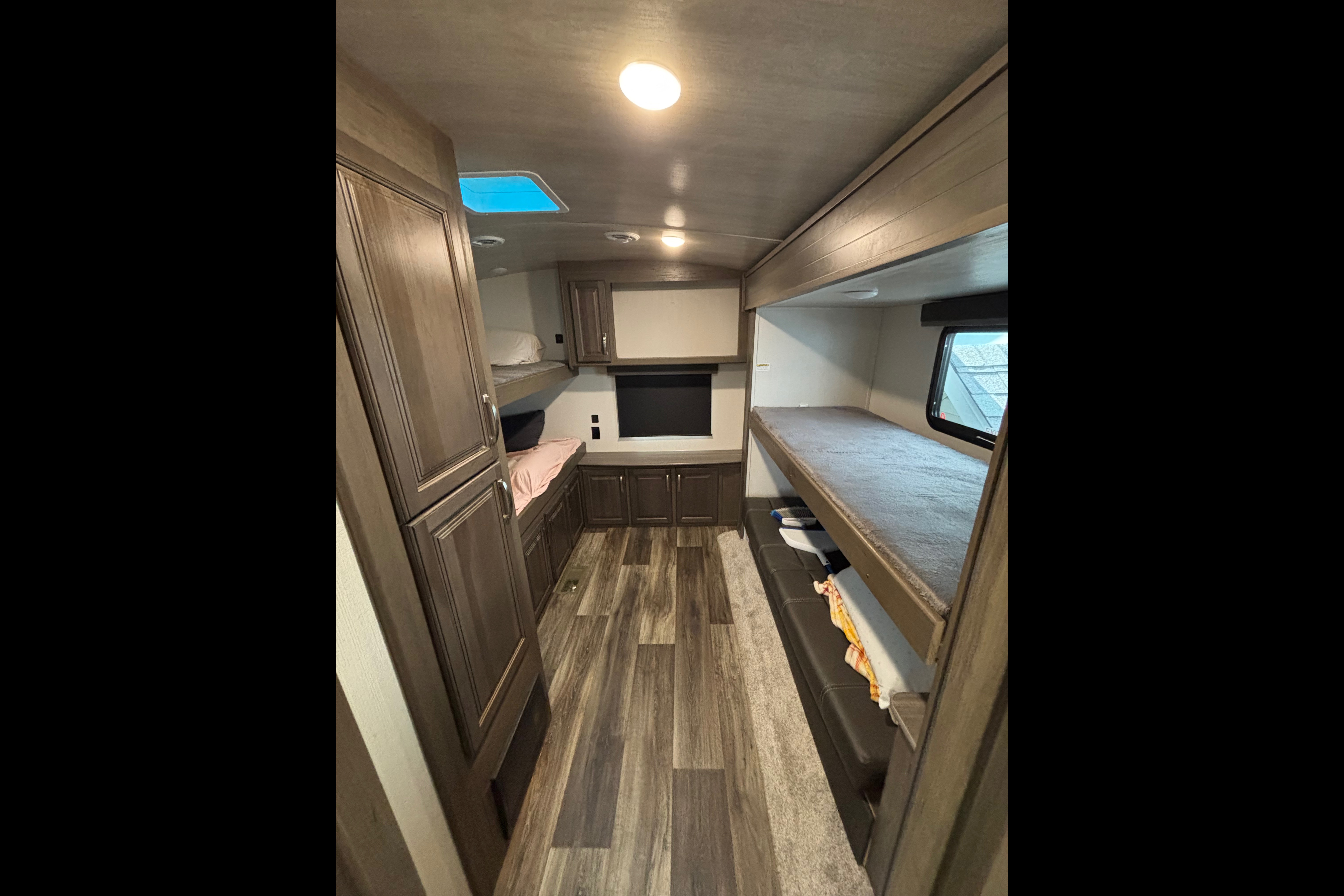 Joel's Keystone 34TSB Luxury Travel Trailer w/auto leveling!