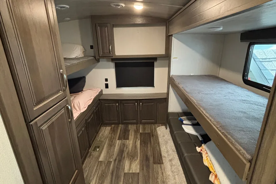 Dreese Outdoor Rentals Keystone 34TSB Luxury Travel Trailer w/auto leveling!