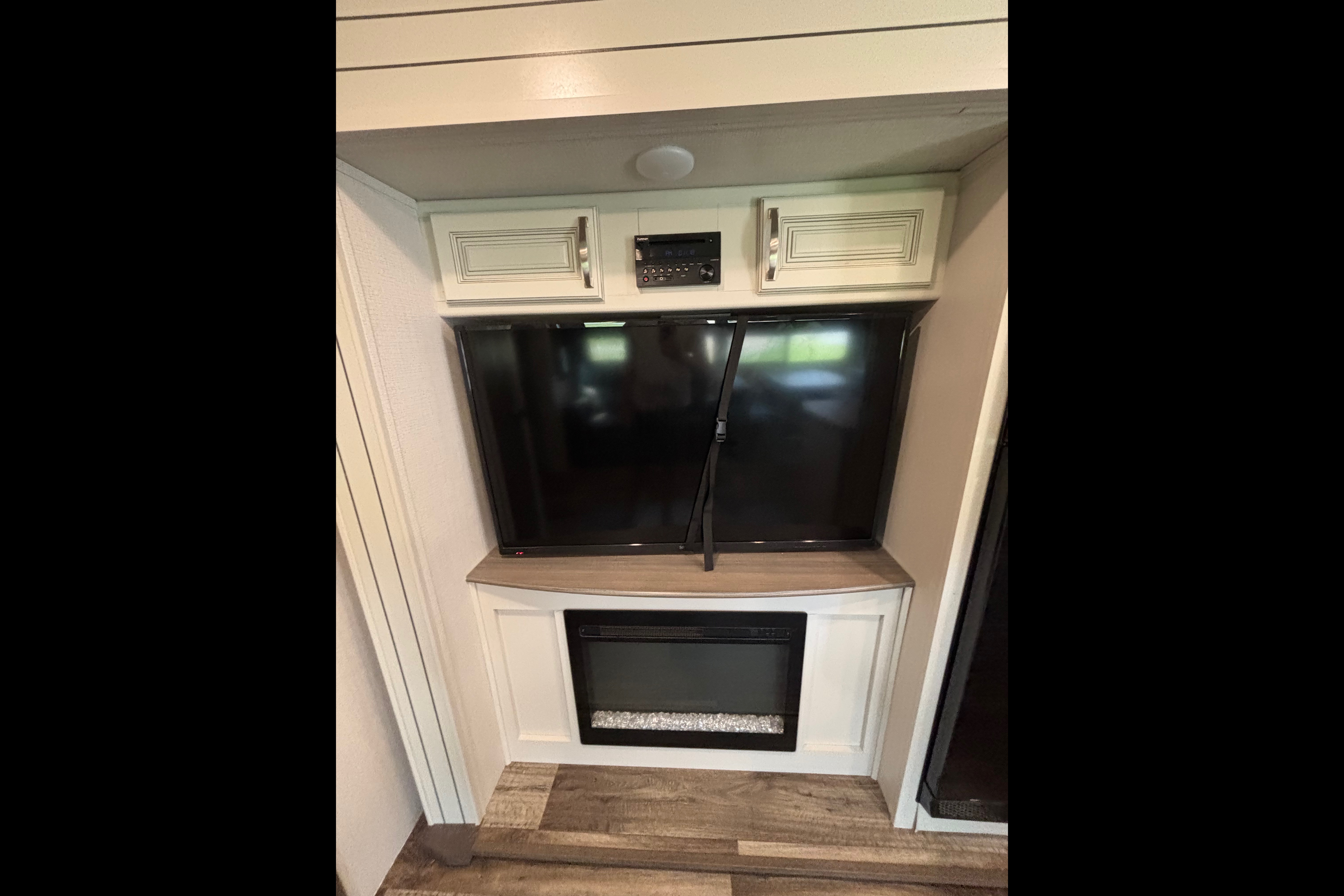 Joel's Keystone 34TSB Luxury Travel Trailer w/auto leveling!